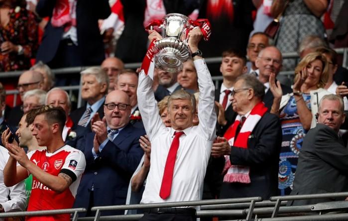 Arsene Wenger proudly lifts the FA Cup trophy after guiding his team to their third title in four seasons, May 27, 2017 Arsene Wenger, Arsenal, FA Cup, trophy, contract