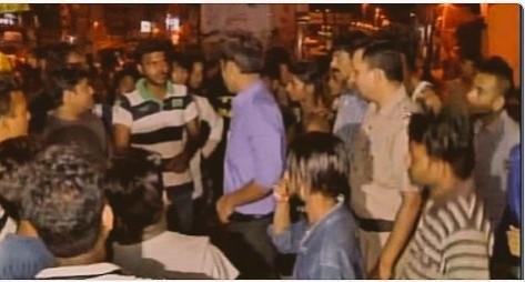 Crowd outside GTB Metro station where Ravinder was beaten to death. Crowd outside GTB Metro station where Ravinder was beaten to death for protesting against urinating in public.