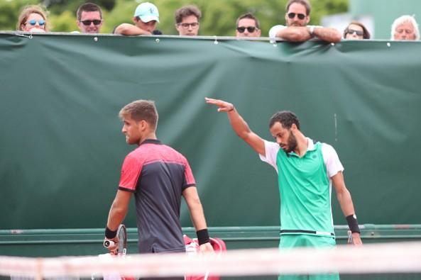 Leave, leave......says Laurent Lokoli. Martin Klizan, Laurent Lokoli, French Open 2017, handshake