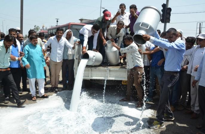 Bhopal: Madhya Pradesh farmers stage a demonstration to press for their demands in Bhopal on June 4, 2017 farmers protest