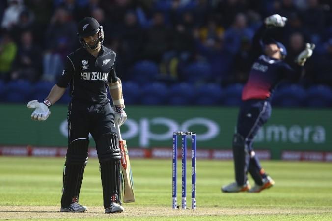Kane Williamson looks at the pitch in dismay after getting a nasty ball from Mark Wood, June 6, 2017 Kane Williamson, New Zealand, England, Jos Buttler, CT 2017