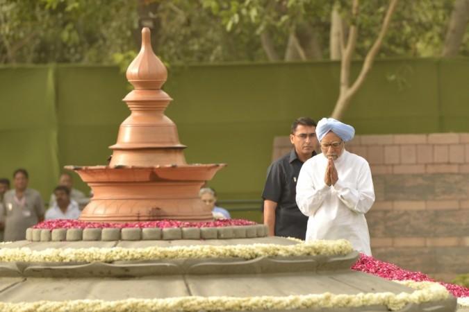 Dr Manmohan Singh pays tribute to former prime minister Rajiv Gandhi on his death anniversary at Vir Bhoomi in New Delhi on May 21, 2017. dr manmohan singh, former pm manmohan singh, pm modi, india q4 gdp growth, india q4 gva slowdown, indian economy slowdown