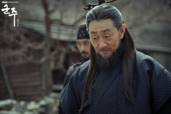 Kim Dae Mok plans his next evil move in Ruler: Master Of The Mask episodes 31 and 32. Ruler: Master Of The Mask