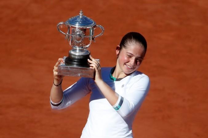 Jelena Ostapenko lifts the French Open trophy with pride after a fabulous performance in the final, June 10, 2017 Jelena Ostapenko, French Open, trophy, Simona Halep, final