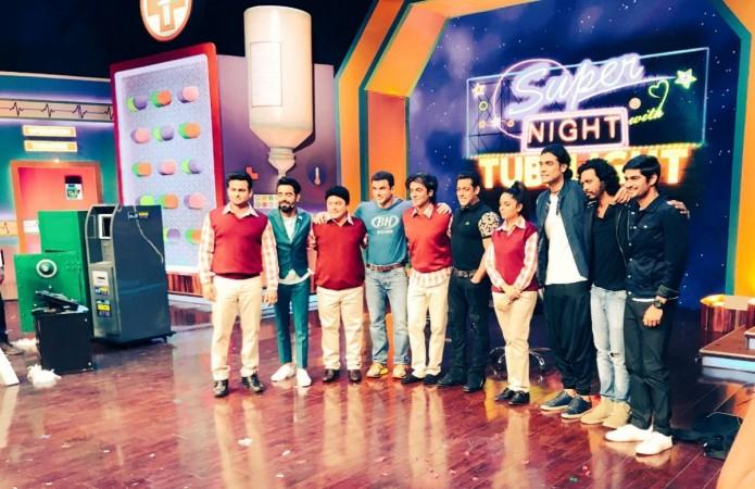 Salman Khan with Sunil Grover in Super Night with Tubelight Salman Khan with Sunil Grover in Super Night with Tubelight