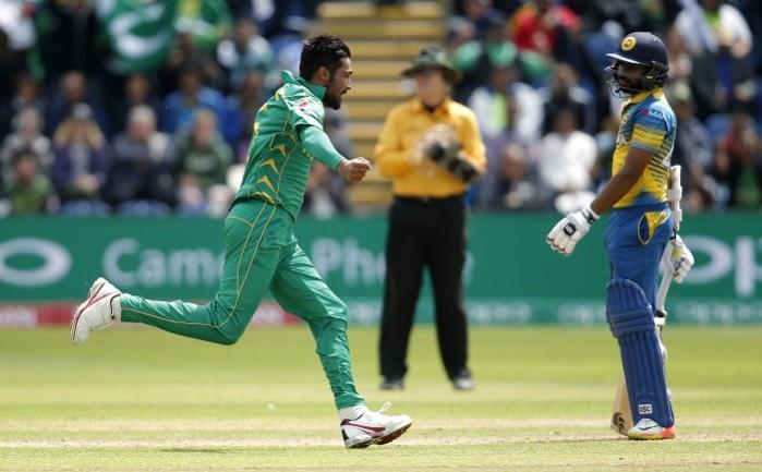 Mohammad Amir celebrates the wicket of Niroshan Dickwella, June 12, 2017 Mohammad Amir, Pakistan, Niroshan Dickwella, Sri Lanka, ICC Champions Trophy