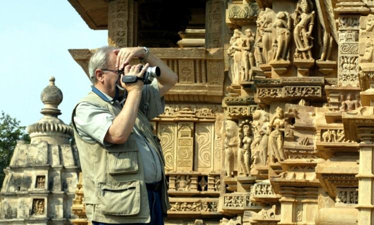 A tourist takes pictures of erotic Hindu sculptures in the Indian town of Khajuraho in the central Indian state of Madhya Pradesh, November 18, 2003. Temples in Khajuraho are famous for displaying erotic carvings and sculptures that date back to hundreds of years in a country that gave birth to the Kama Sutra. A tourist takes pictures of erotic Hindu sculptures in the Indian town of Khajuraho in the central Indian state of Madhya Pradesh November 18, 2003. Temples in Khajuraho are famous for displaying erotic carvings and sculptures that date back to hundreds o