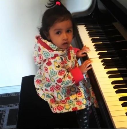 MS Dhoni's daughter playing piano. MS DHoni, daughter, Ziva, piano