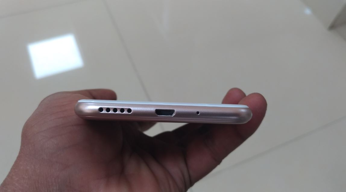 Asus Zenfone Live features single-grille speaker on the bottom left corner and a mic on the right side with USB Type 2.0 microUSB port in the middle Asus, Zenfone Live, review, hands on, first impression, final verdict