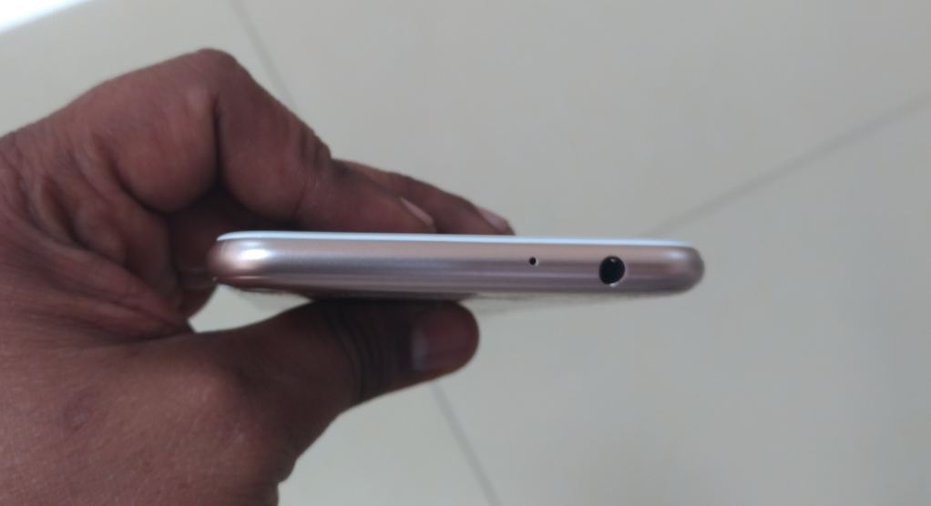 Asus Zenfone Live houses a 3.5mm audio jack on the top with a mic Asus, Zenfone Live, review, hands on, first impression, final verdict