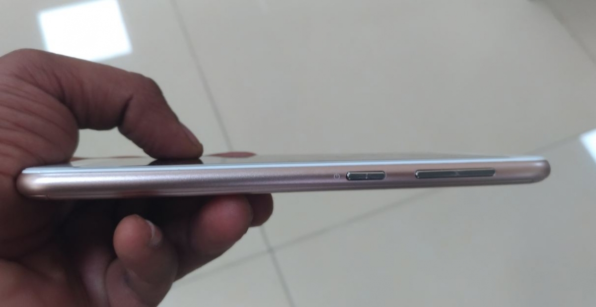 Asus Zenfone Live features a volume rocker (UP and Down) with power button placed one above the other on the right edge Asus, Zenfone Live, review, hands on, first impression, final verdict