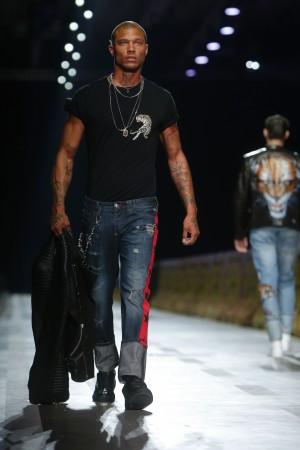 'World's hottest felon' Jeremy Meeks scorches the runway at Milan Fashion Week Jeremy Meeks
