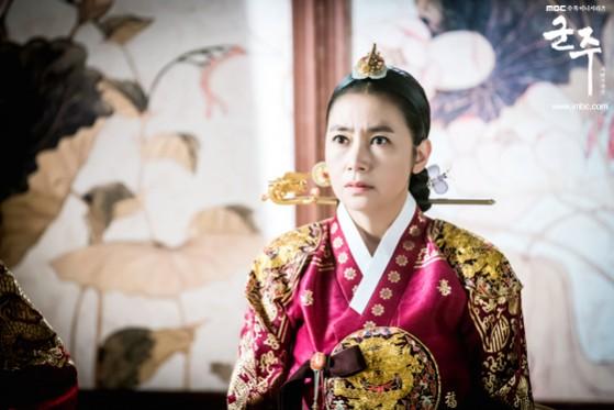 The Queen plans her next evil move against the Crown Prince. Ruler: Master Of The Mask