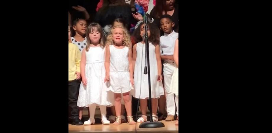 Four-year-old Sophia has become the internet sensation by her singing skill Four-year-old Sophia has become the internet sensation by her singing skill