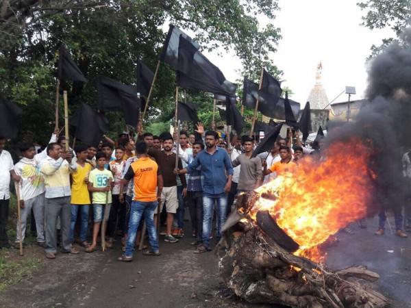 Maharashtra farmers' protest on Thane-Badlapur highway Maharashtra farmers' protest on Thane-Badlapur highway