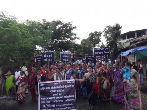Maharashtra farmers' protest on Thane-Badlapur highway Maharashtra farmers' protest on Thane-Badlapur highway