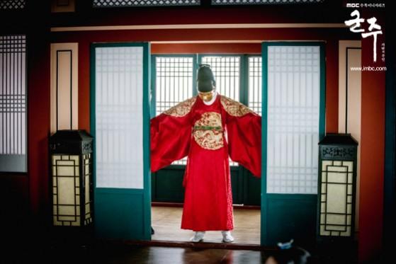 Yi Sun plans to betray the Crown Prince. Ruler: Master Of The Mask