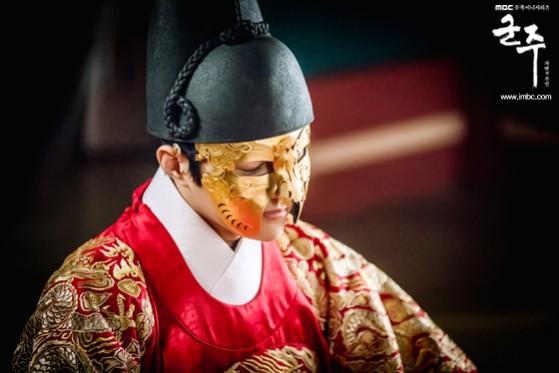 Yi Sun teams up with Kim Dae Mok. Ruler: Master Of The Mask