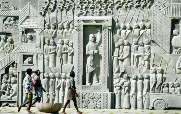 Visitors walk past a granite carving of assassinated former Indian prime minister Rajiv Gandhi at his memorial in Sriperumbudur, 60 km (37 miles) south of Madras, in this file photo. REUTERS/Punit Paranjpe Rajiv Gandhi memorial Sriperumbudur