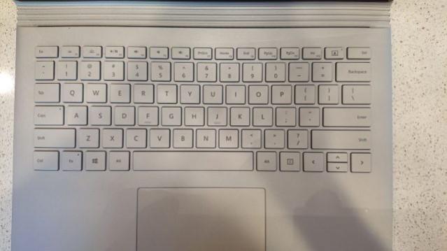 Camera distortion: Image of keyboard Xperia XZ Premium camera distortion