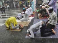 ramzan, ramadan, eid, eid celebrations, eid festival, eid moon, eid india, kolkata, rainfall, monsoon, prayers