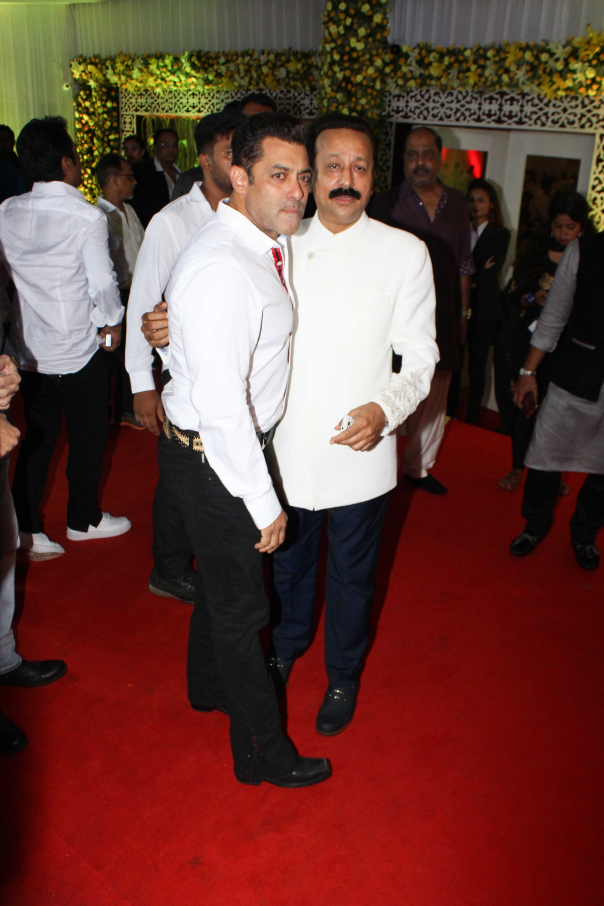 Salman Khan at Baba Siddiqui's party