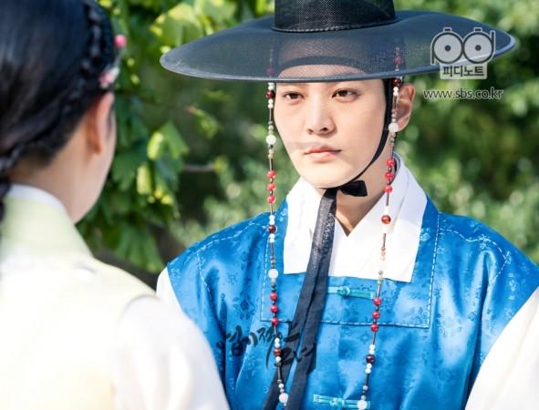 Gyeon Woo helps Princess Hye Myung in executing her revenge plan. My Sassy Girl