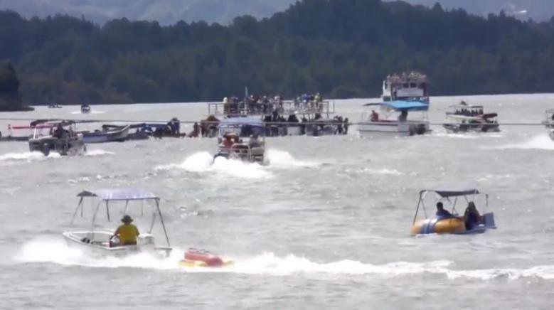 Rescue boats search for survivors Colombia boat