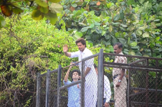 Shah Rukh Khan, AbRam at Mannat greeting fans on Eid Shah Rukh Khan, AbRam at Mannat greeting fans on Eid