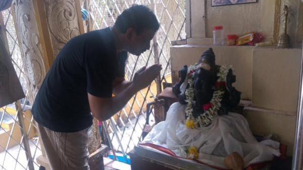 Ram Gopal Varma offering prayers to Lord Ganesha Ram Gopal Varma offering prayers to Lord Ganesha