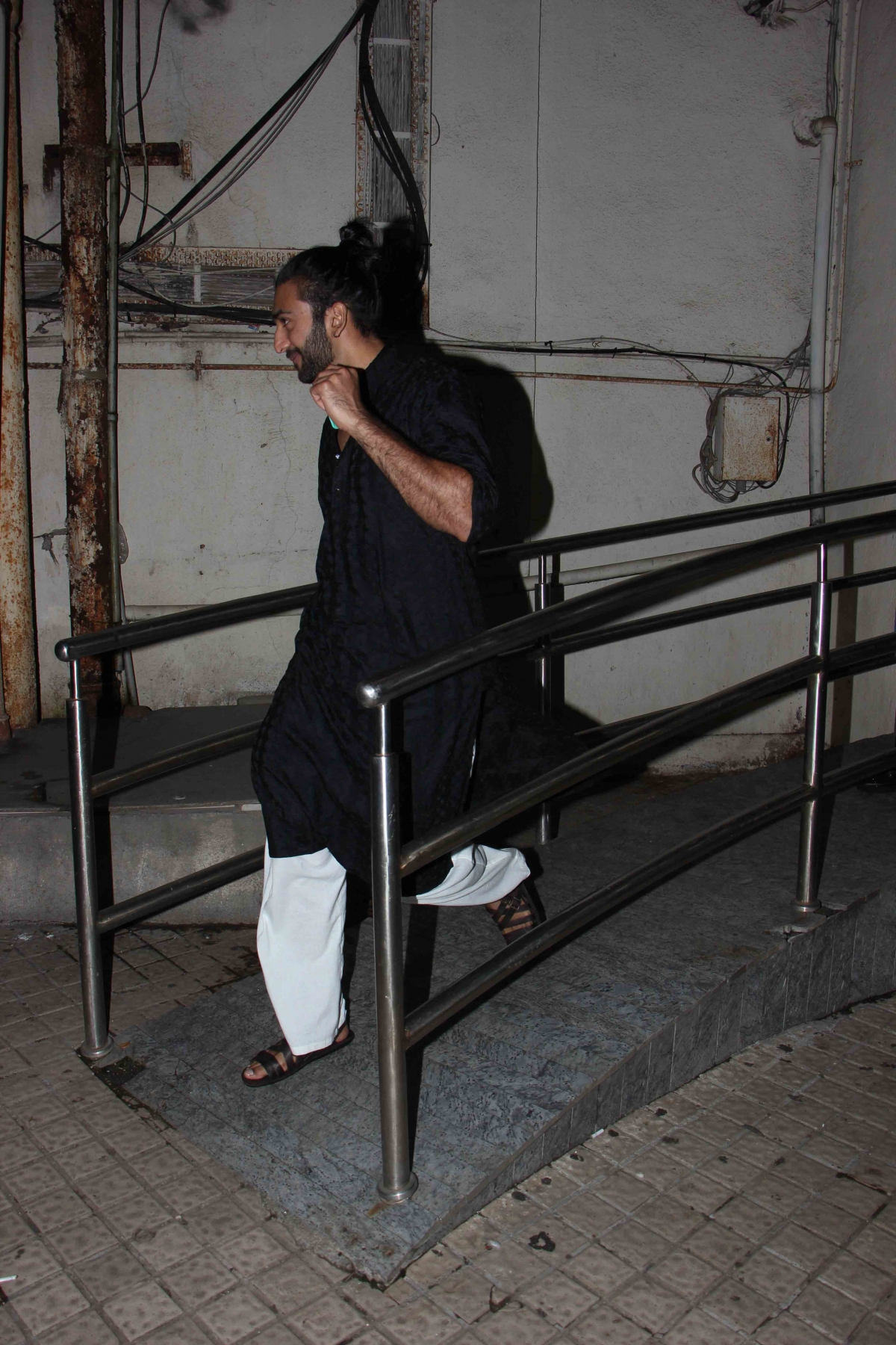 Amitabh Bachchan's grand daughter Navya Naveli spotted with mysterious man Amitabh Bachchan's grand daughter Navya Naveli