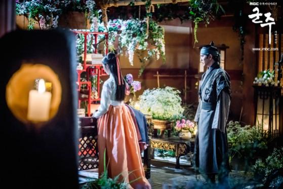 Han Ga Eun is the only one who can help the Crown Prince. Ruler: Master Of The Mask