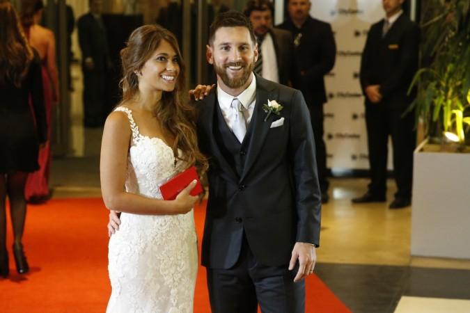 Couple marries at group wedding in China wearing Messi and Ronaldo shirts