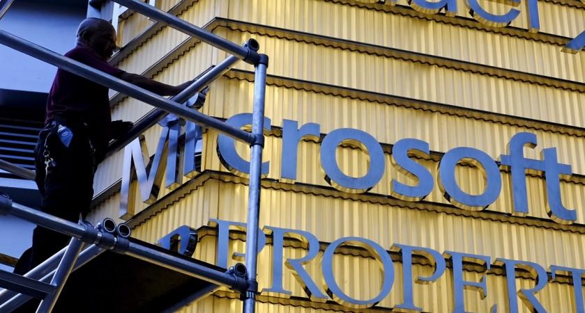 A worker cleans the letters of a Microsoft sign outside a corporate office in New York City, July 29, 2015. Microsoft Corp launched its much-awaited Windows 10 operating system at midnight on Wednesday. microsoft office