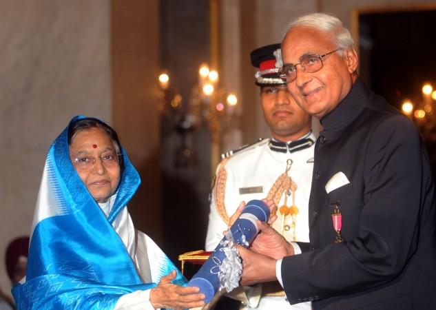 Former Indian President Prathiba Patil (L) presents the Padma Bhushan Award to the Chairman of DLF Limited, Kushal Pal Singh, at the Rashtrapati Bhavan in New Delhi on March 31, 2010. Kushal Pal Singh