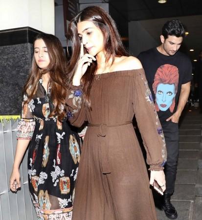 Sushant Singh Rajput spotted with Kriti Sanon and her sister Nupur Sushant Singh Rajput spotted with Kriti Sanon and her sister Nupur