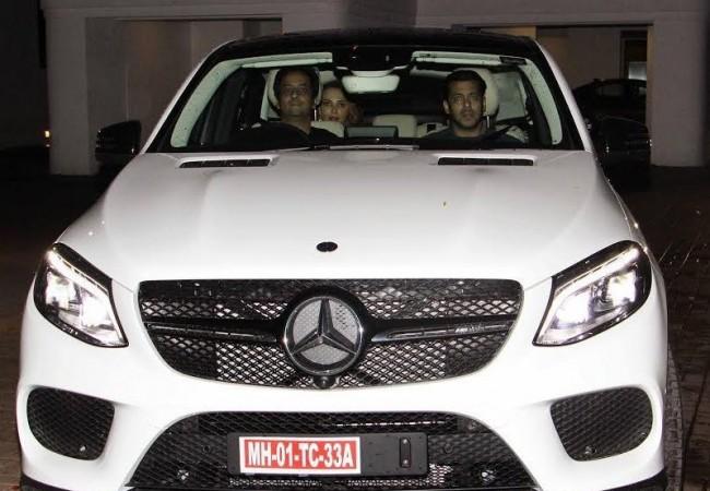 Salman Khan, Iulia Vantur enjoying ride in car gifted by Shah Rukh Khan Salman Khan, Iulia Vantur enjoying ride in car gifted by Shah Rukh Khan