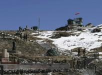 Indian army soldiers are seen after a snowfall at the India-China trade route at Nathu-La, 55 km (34 miles) north of Gangtok, capital of Indian state of Sikkim, January 17, 2009