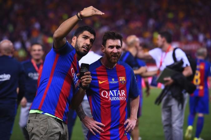 Suarez and Messi. Luis Suarez, Lionel Messi, Swimming pool, Barcelona, keepy-uppy