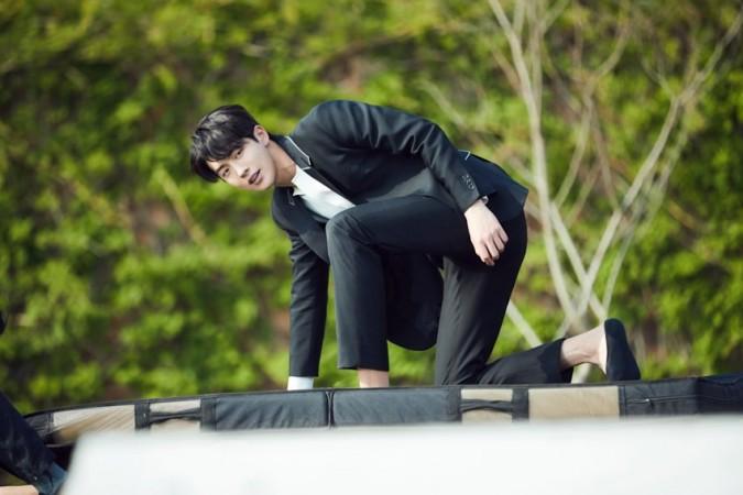 The water god helps So Ah in The Bride of Habaek. Bride Of The Water God