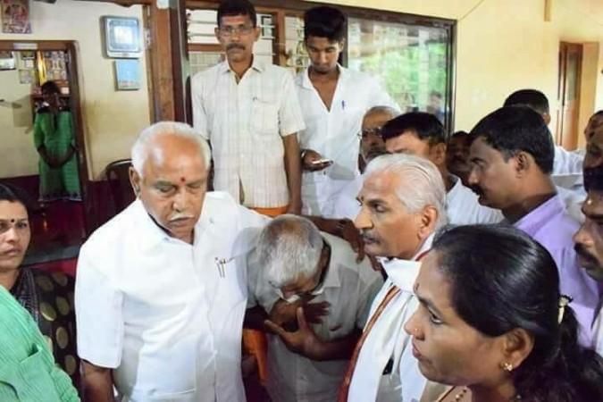 BS Yeddyurappa and Kalladka Prabhakar Bhat with the deceased's father. BS Yeddyurappa