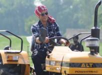 SRK rides a tractor while promoting Jab Harry met Sejal