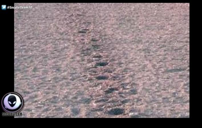 alien, footprints,