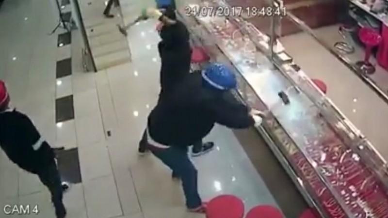 Representative Image. Thieves fail spectacularly after struggling to break jewellery cases