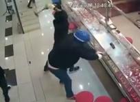 Thieves fail spectacularly after struggling to break jewellery cases