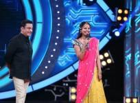 Bindu Madhavi with Kamal Haasan on Bigg Boss Tamil