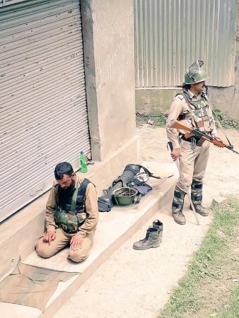 A CRPF jawan offers namaz while his colleague stands guard with a baton and rifle on him in Jammu and Kashmir has attracted a lot of attention on social media platforms. CRPF Namaz