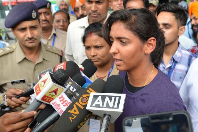 Hamrmanpreet mobbed by reporters outside Amritsar airport on July 30, 2017 Harmanpreet Kaur