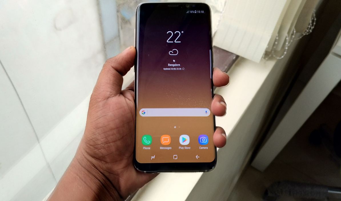 A Samsung Galaxy S8 smartphone Bug attacks Samsung Galaxy devices