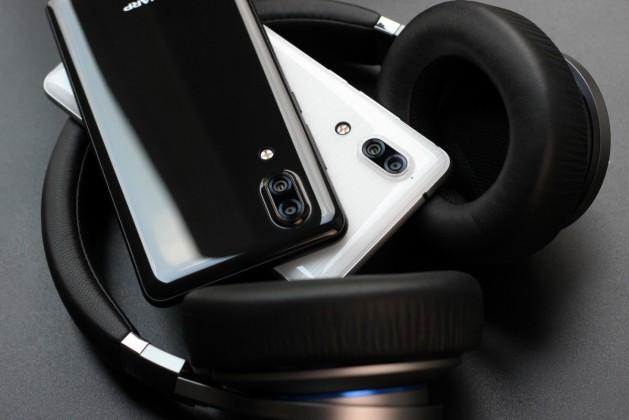 Bezel Less Sharp Truly bezel-less Sharp Aquos S2 is giving design lessons to Samsung ...